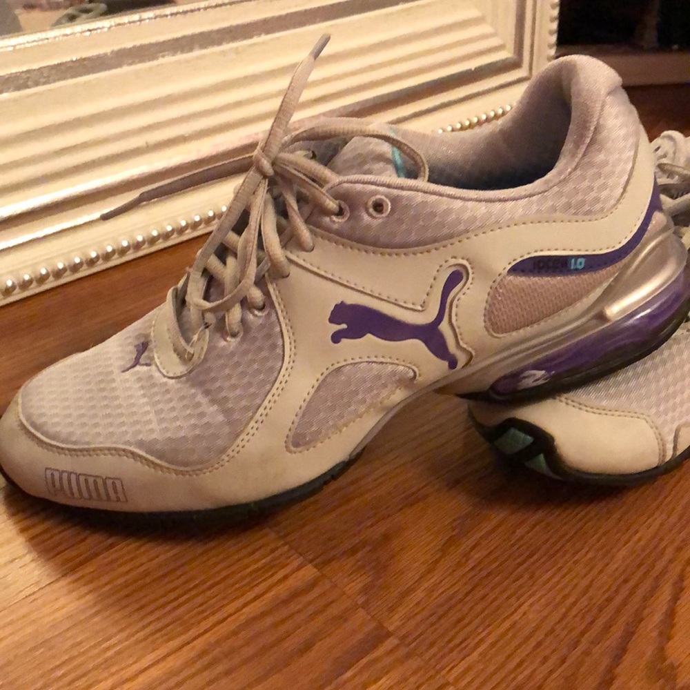 Women’s gray pumas